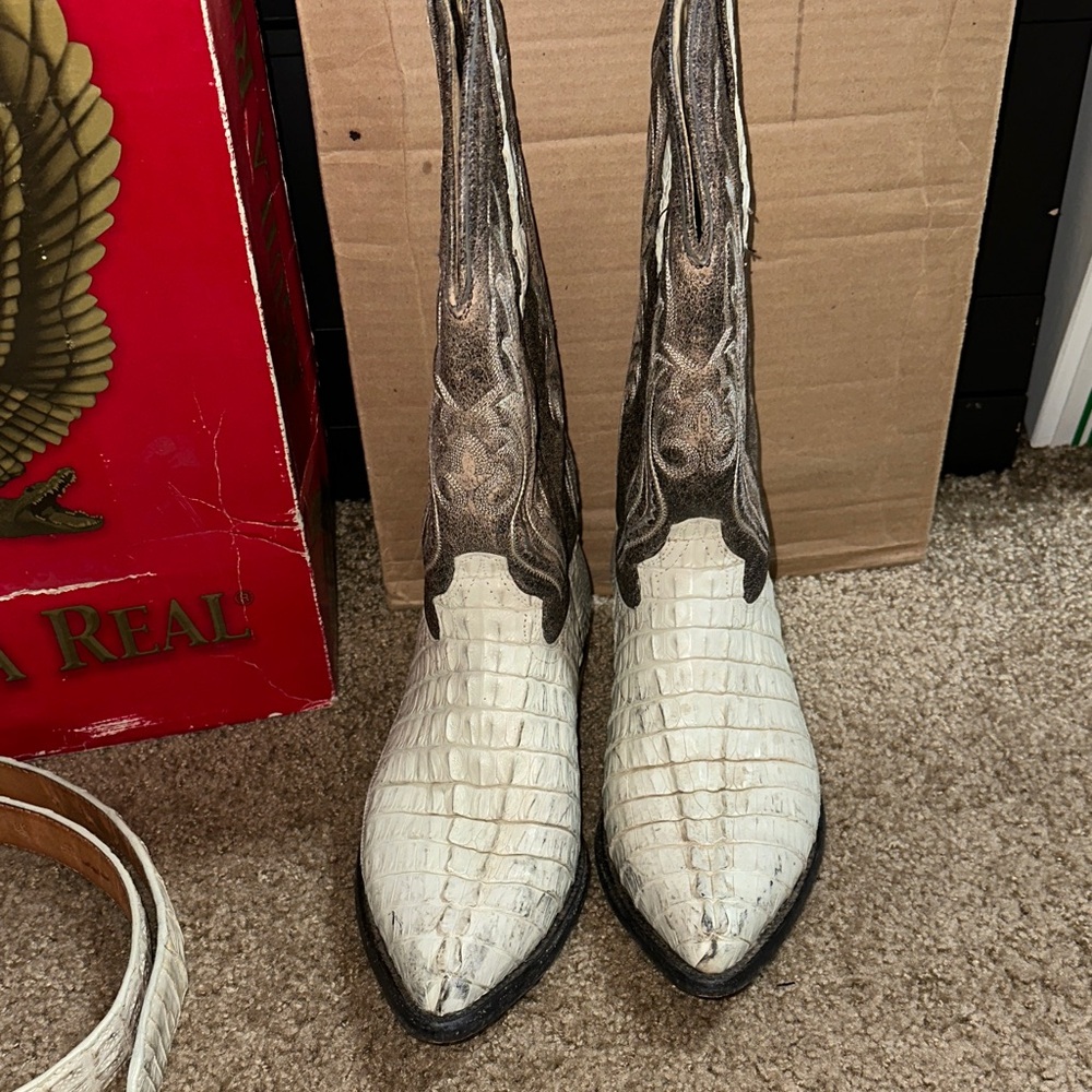 Aguila Real White and Gray crocodile Cowboy Boots with Belt - Picture 2 of 11